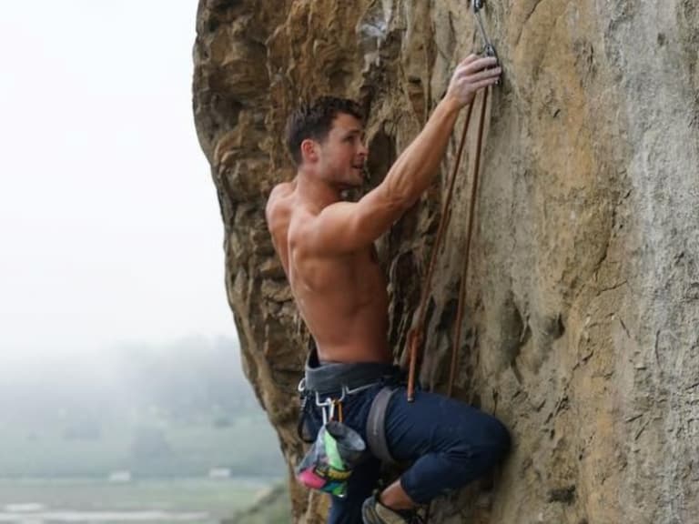 柴克艾弗隆弟弟 Dylan Efron 長大變「超壯攀岩猛男」,網友:這家族有冰塊肌基因⋯