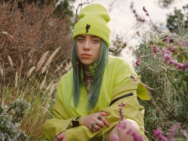 17 歲的怪奇美少女 Billie Eilish 不只很會唱　她居然還有自己的品牌 「blōhsh」！