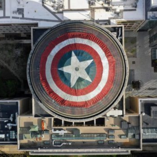 高材生也瘋《復聯 4》！麻省理工學生偷將校園屋頂改成「美國隊長」盾牌　克里斯伊凡大讚：超酷！