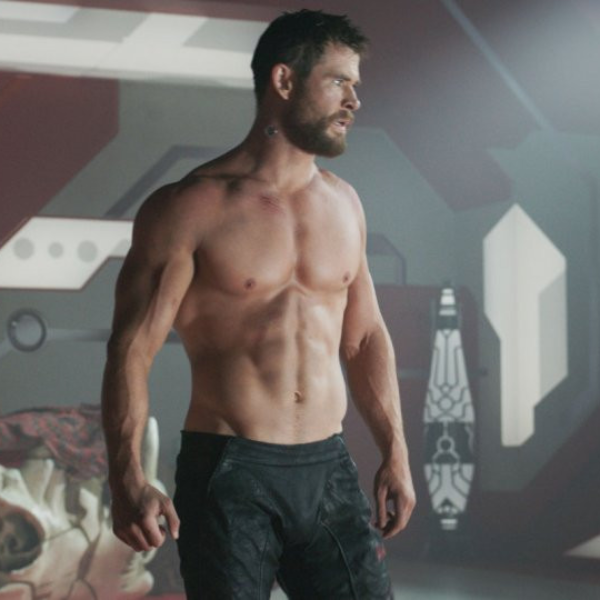 有雷慎入！《復仇者聯盟4》雷神索爾獨家幕後照片曝光　網友笑翻：原本的肌肉男神變了樣！