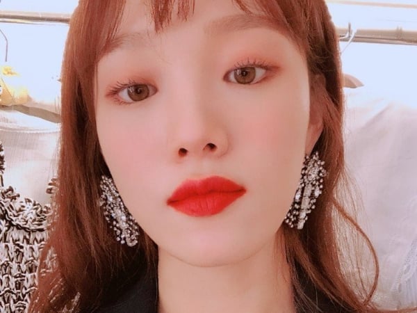 轉行當美妝博主？李聖經自拍「夾睫毛教學影片」原來根根分明的自然睫毛是這樣畫的！