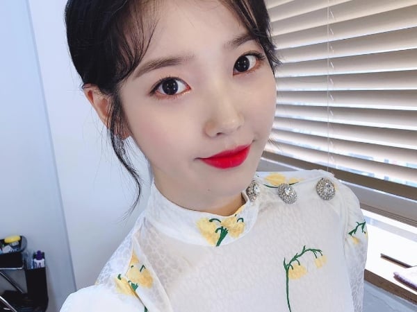 IU 李知恩穿印花洋裝大崩壞？網吐槽：很像阿姨