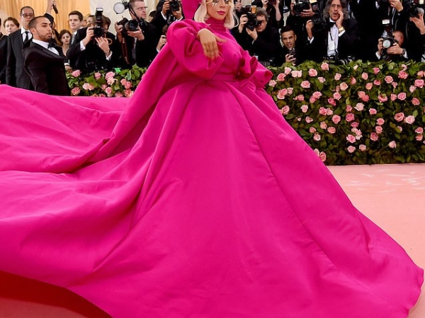 全場記者都為 Lady Gaga 尖叫!Met Gala 女星紅毯 Cardi B 端出本屆最狂裙擺比拚麻辣雞!