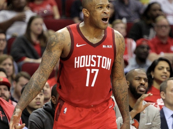 耍大牌？PJ Tucker 對待工作人員「不尊重」畫面曝光　把人當吊衣架、送東西來當場狠摔在地！