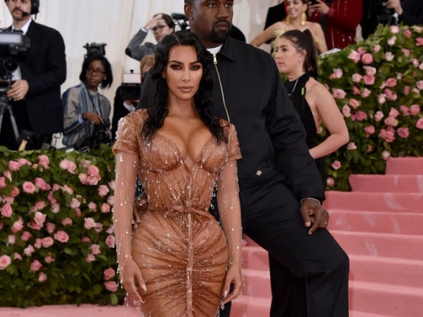 誰說平價沒好貨? Kanye West 穿 1,500 塊台幣工裝外套出席 Met Gala 意外成焦點