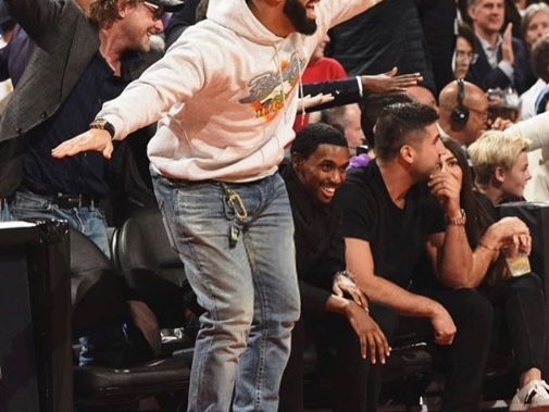 囂張沒有落魄的久！七六人在暴龍主場被慘電 36 分　老闆 Drake 故意模仿 Embiid「開飛機」嘲笑對方！