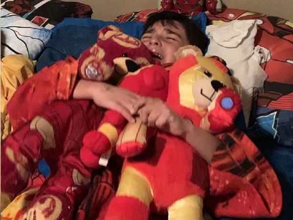 心碎!6 歲小男孩看完《復仇者聯盟 4》一路崩潰回家 晚上抱著鋼鐵人玩偶哭到睡著!