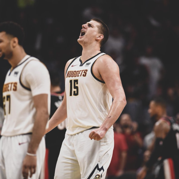 最強的「啤酒肚男」！Nikola Jokic 狂轟 25 分 19 籃板痛宰拓荒者　只差一步就到分區決賽！