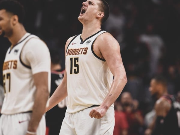 最強的「啤酒肚男」！Nikola Jokic 狂轟 25 分 19 籃板痛宰拓荒者　只差一步就到分區決賽！