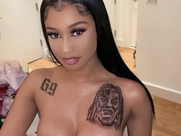 該說是真愛嗎？Tekashi69 女友把他的「大面積猙獰頭像」直接刺青在胸部上！