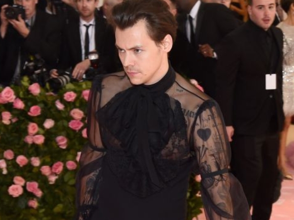 【名人 J 樣穿】哈利史泰爾斯薄紗裝驚豔 Met Gala 其實男生穿起「連身褲」也可以很帥氣!