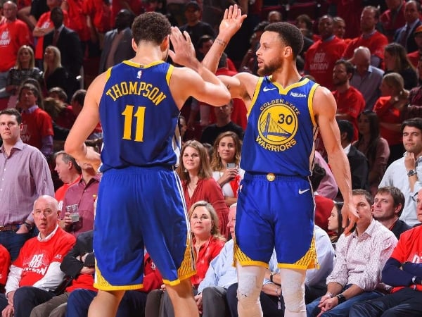 沒 KD 照樣贏球！Curry 第 4 節大暴走狂炸 33 分　勇士擊退火箭連續 5 年闖進西決舞台！