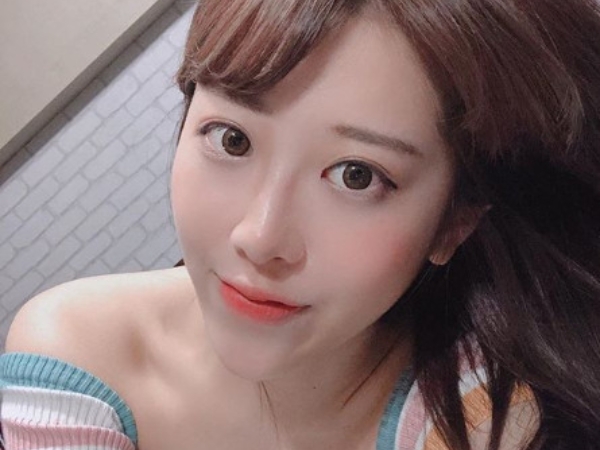 「烏鴉」開箱夜市盲包！「美麗妄娜」試穿超小件童裝「雙峰炸出」　網：目光都在她身上