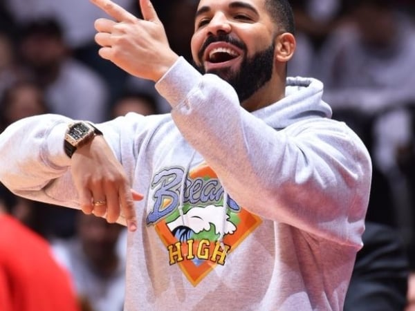 西方神秘力量！暴龍老闆 Drake 故意穿「七六人」球褲看比賽　網友：「這魔咒真的太靈！」