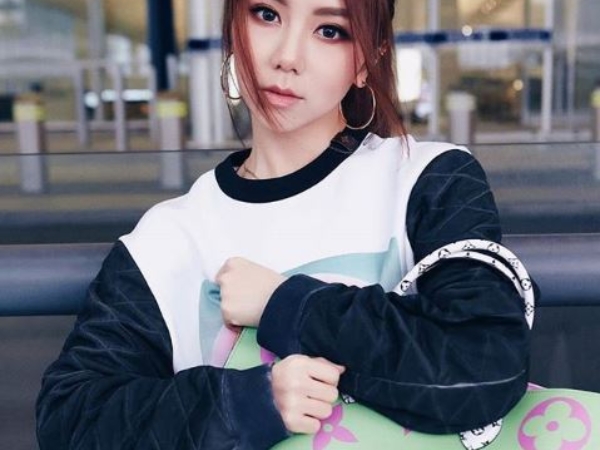 誰說精品包只能扮氣質？鄧紫棋用這 2 招「簡單小技巧」讓美包搭出帥氣街頭風！