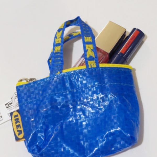 讓人發笑的可愛小物！日本網路火紅「超迷你版 IKEA 購物袋」　拿來裝零錢、玩模型用途太多！