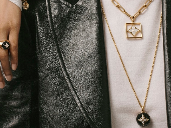 確定要這麼帥? LV 把超醒目 logo 做成首飾!戴上它隨便穿都能帥到征服宇宙!