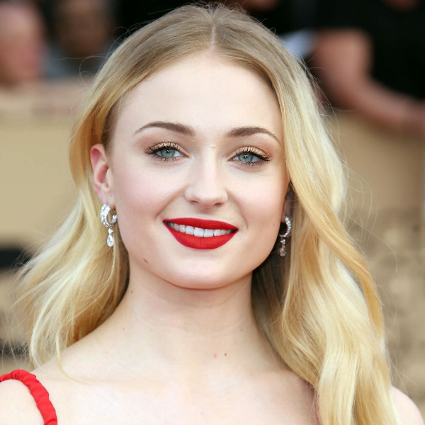 《冰與火之歌：權力遊戲》珊莎史塔克私下竟是「S 腰＋大長腿」！只靠這簡單 2 招成功逆襲成辣妹！