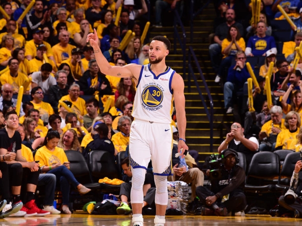 狂轟 9 顆三分球！Curry 大暴走砍下 36 分完虐拓荒者　勇士漂亮收下西區決賽第一場勝利！