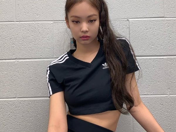 Jennie 機場穿搭「胸口大開」網驚:裡面竟沒穿?