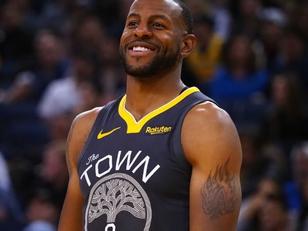 一到季後賽就開掛！Iguodala 關鍵時刻守死 Lillard　勇士 3 分差逆轉擊敗拓荒者豪奪 2 連勝！