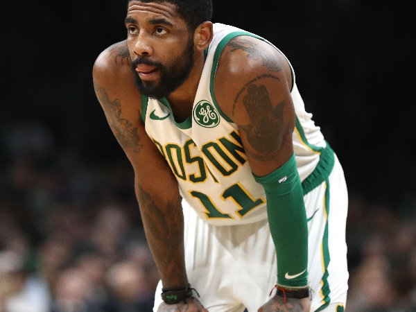 意圖太明顯？Kyrie Irving 玩《NBA 2K19》角色竟穿「湖人套裝」被網友抓包截圖！