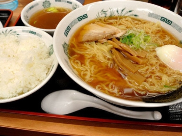 外國人疑惑「日本人為何總要把白飯配麵一起吃」 網友開釋:這是一種天生的 Bug!