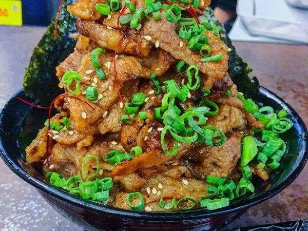 你要多浮誇，我就多浮誇！這幾家丼飯料多到看不到飯了啦！