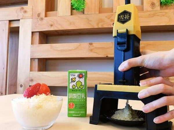 自己在家做雪花冰！日本推出「豆乳專用刨冰機」 還有巨峰葡萄、紅豆等新口味豆乳隨你加