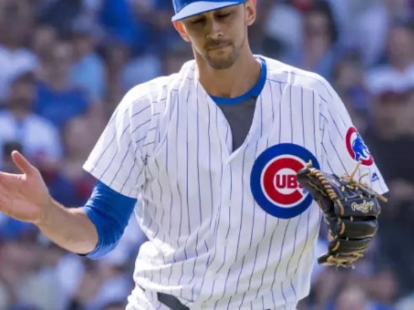 隔行如隔山？MLB 小熊救援投手打擊「站超遠」讓主播傻眼　網友譏諷：「好像 8 歲小孩在揮棒！」
