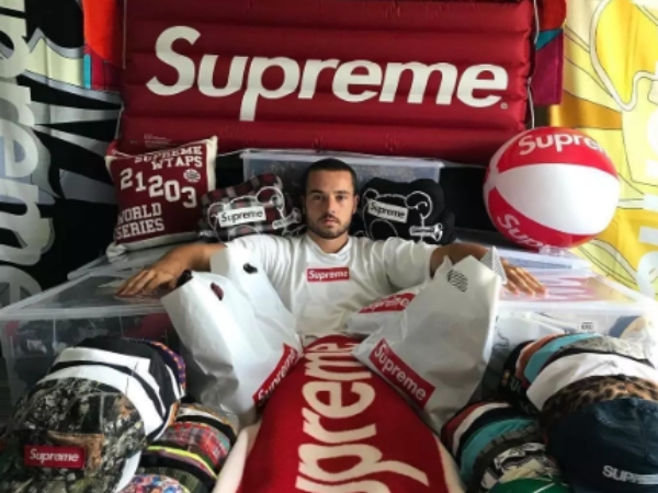 我穿著我最貴的 Supreme 去相親，結果人家扭頭就走。