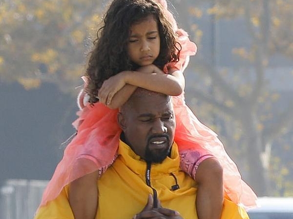 寵女無極限！原來 YEEZY 會出螢光綠配色只因肯爺女兒的「這句話」