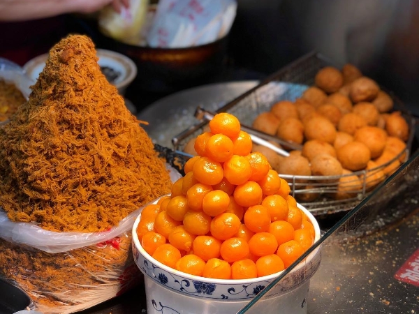 俗又大碗！外地遊客拍片推 5 款「2 美金以下小吃」 點閱破千萬！外國網友：超懷念台灣美食⋯
