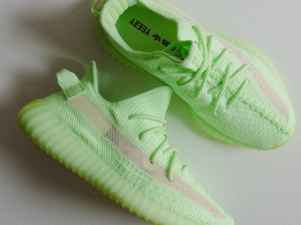 這次居然是「全家尺寸」!肯爺為愛女打造 Yeezy 350 V2「螢光綠」終於在台開賣拉!