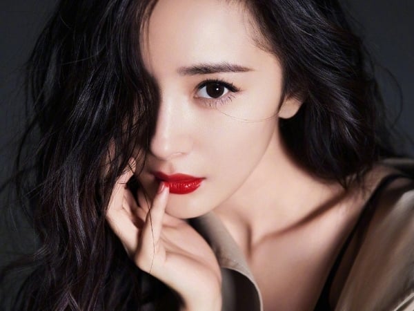 楊冪紅毯「穿禮服+球鞋」引熱議!對女性的不成文規定?