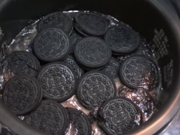 【腹仇者聯盟】童年的味道要崩壞了！把 OREO 跟孔雀餅乾加到飯裡煮會怎樣？超暗黑餅乾吃法大公開