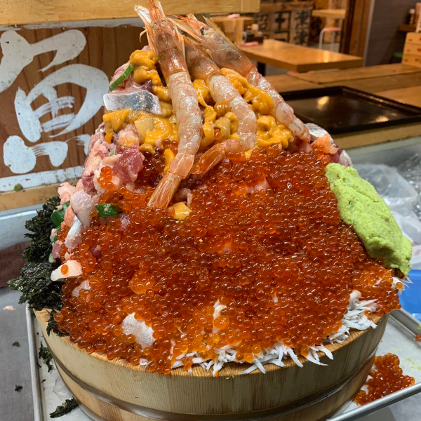 太狂！日本推出 8.8 公斤「超豪華生魚海鮮丼」　1 小時內吃得完還給你獎金！