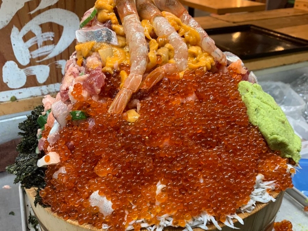 太狂！日本推出 8.8 公斤「超豪華生魚海鮮丼」　1 小時內吃得完還給你獎金！