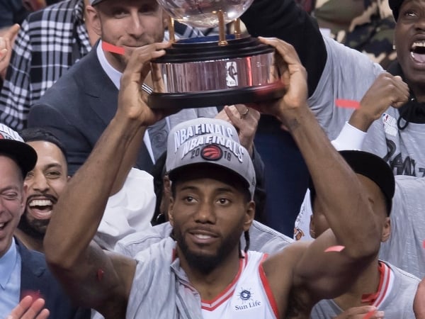 終於嚐到東冠滋味！Kawhi Leonard 狂炸 27 分 17 籃板淘汰公鹿　暴龍隊史首次闖進總冠軍賽！