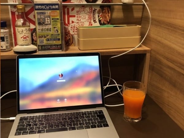 吃飯耍孤僻就是爽！日本家庭餐廳推出「完全一人包廂座」　附有 Wifi、免費充電太完美！