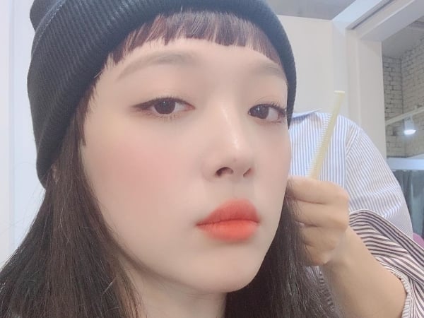純真雪莉強勢回歸？雪莉換上全新「超萌新髮型」與劉亞仁摟腰合照～網友：「不要摟未成年少女！」