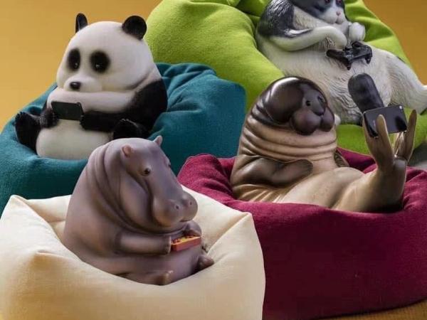 別再一臉「被倒會」的衰臉！這三款超療癒「擬人化動物公仔」保證讓你一秒露出暖心笑