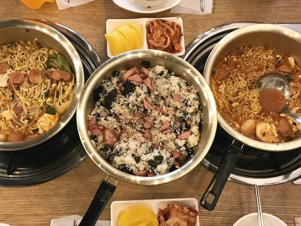 這 CP 值高到我整個就不爽了！韓國「泡麵吃到飽」餐廳不到台幣 150 元　滿滿配料隨你加到爆