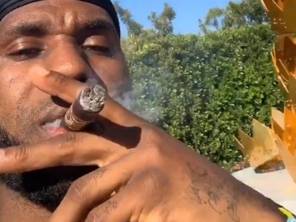 放暑假 High 起來！詹皇邀威少、CP3 等友人到自家豪宅聚會　「狂抽雪茄 + 跳舞」氣氛超愜意！