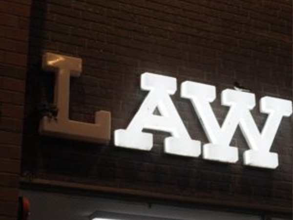 日本超商 Lawson 招牌 L 字首突然不亮了　路人好奇心問了店員才發現「背後暖心故事」！