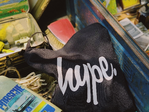 英國潮牌「Hype」竟然是這樣誕生的!最新的「雪山啤酒」聯名包款來揭秘