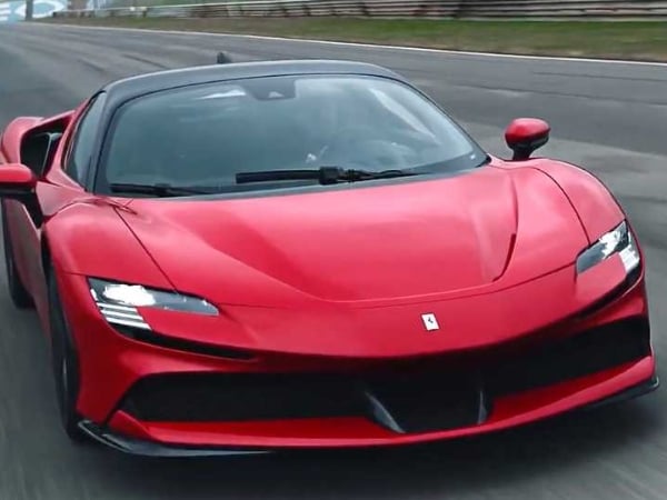 新一代「馬王」誕生！法拉利史上最強超跑 SF90 Stradale 霸氣問世　最大馬力來到 1000 匹！