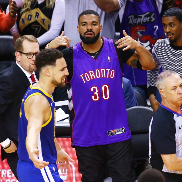 被聯盟警告也沒在怕！暴龍鐵粉 Drake 場邊不斷挑釁勇士球員　還怒噴對手：「你這個垃圾！」