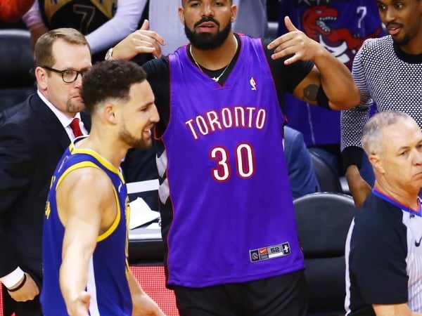 被聯盟警告也沒在怕！暴龍鐵粉 Drake 場邊不斷挑釁勇士球員　還怒噴對手：「你這個垃圾！」