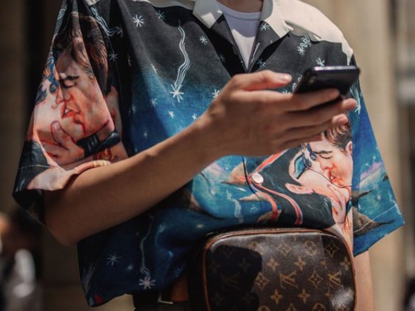 誰說夏天只能穿 T-Shirt?夏季必備「復古襯衫」穿搭風格推薦